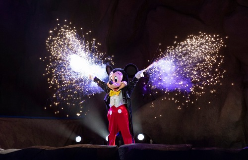 Mickey Mouse shoots pyrotechnics at Fantasmic!, Disney's Hollywood Studios