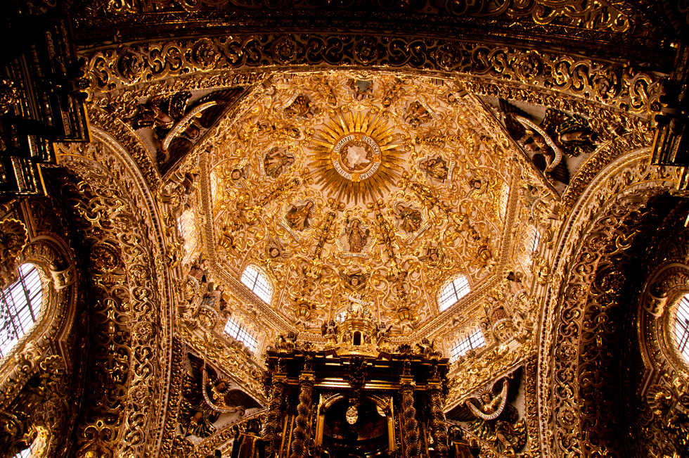 The ornate ceiling of the Capilla del Rosario
