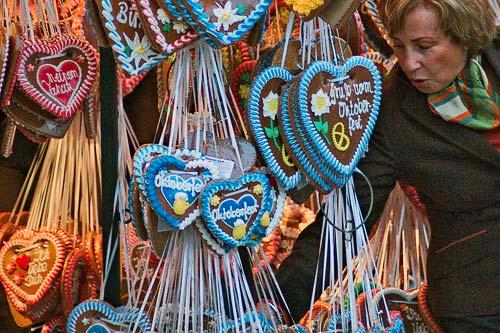 Strings of lebkuchen (gingerbread necklaces) make perfect souvenirs.