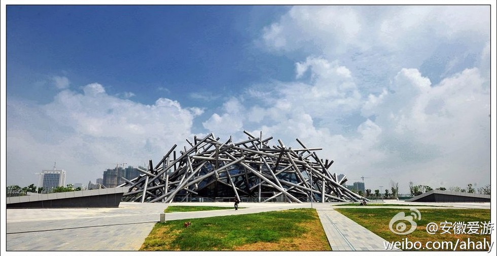 The Hefei Art Museum earned attention due to its resemblance to the "birds nest" National Olympic Stadium in Beijing.