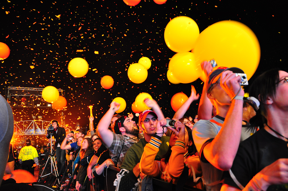 Confetti, balloons, crowds at Voodoo Experience, New Orleans
