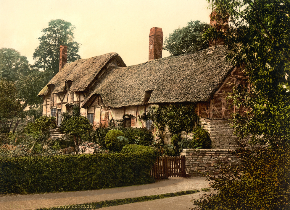 The front of Anne Hathaway's Cottage and its greenery