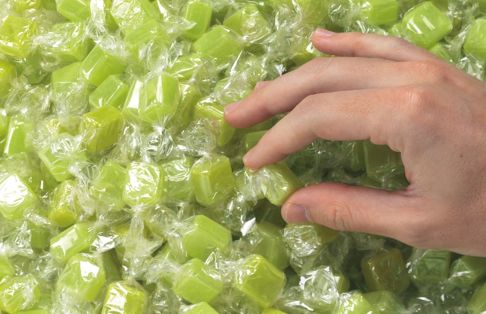 Felix Gonzalez-Torres, "'Untitled' (L.A.)" (1991; green candies individually wrapped in cellophane; endless supply; overall dimensions vary with installation; ideal weight: 22.7 kg [50 lbs]). Copyright the Felix Gonzalez-Torres Foundation.