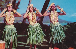 1950s photo of hula dancers in Hawaii