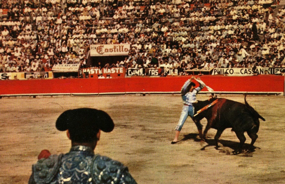 1970s postcard showing a bullfight in Mexico City