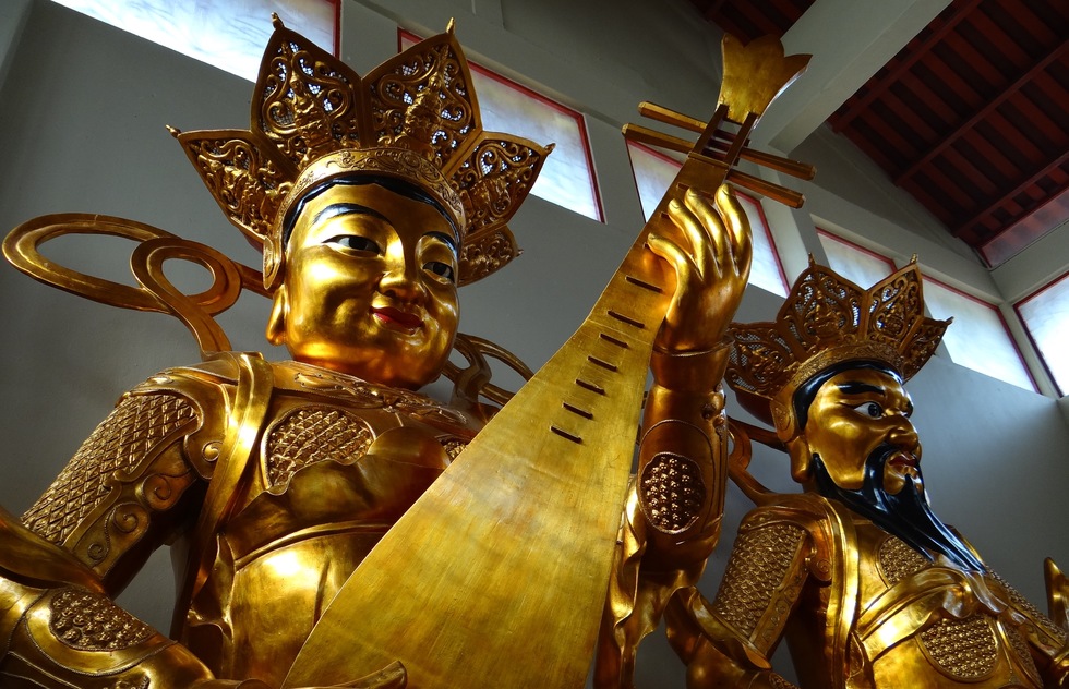 See majestic Sam Poh Tong Buddhist temple