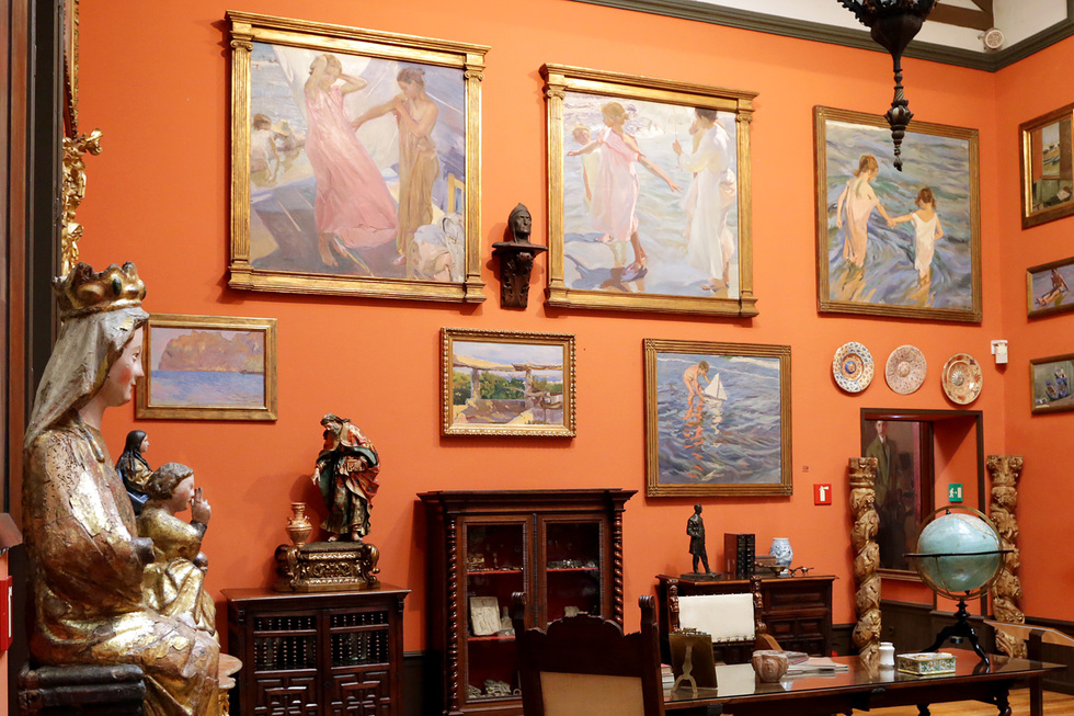 See Sorolla's famous paintings of the Mediterranean inside the artist's house, now the Museo Sorolla. 