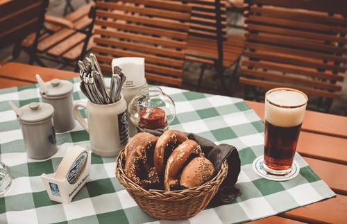 Tipping in Germany: A Gratuities Guide for Restaurants, Hotels, and Taxis