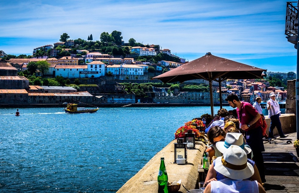 Tipping in Portugal: A Gratuities Guide for Hotels, Restaurants, and Taxis | Frommer's