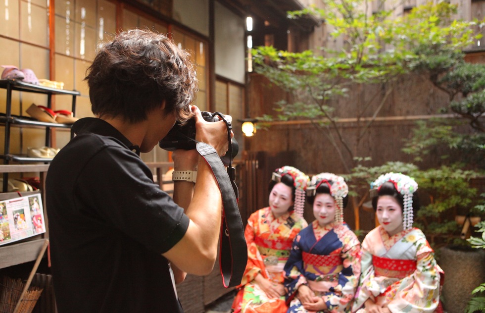 How to Get a Geisha Makeover in Japan: Booking your experience