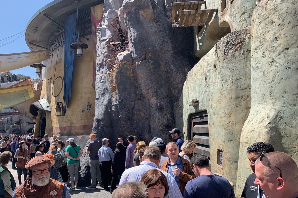 Star Wars: Galaxy's Edge: What you need to know to enjoy it better? Go to Oga's Cantina First