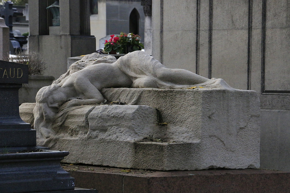 Père-Lachaise Cemetery in Paris: Elevation of the feminine  