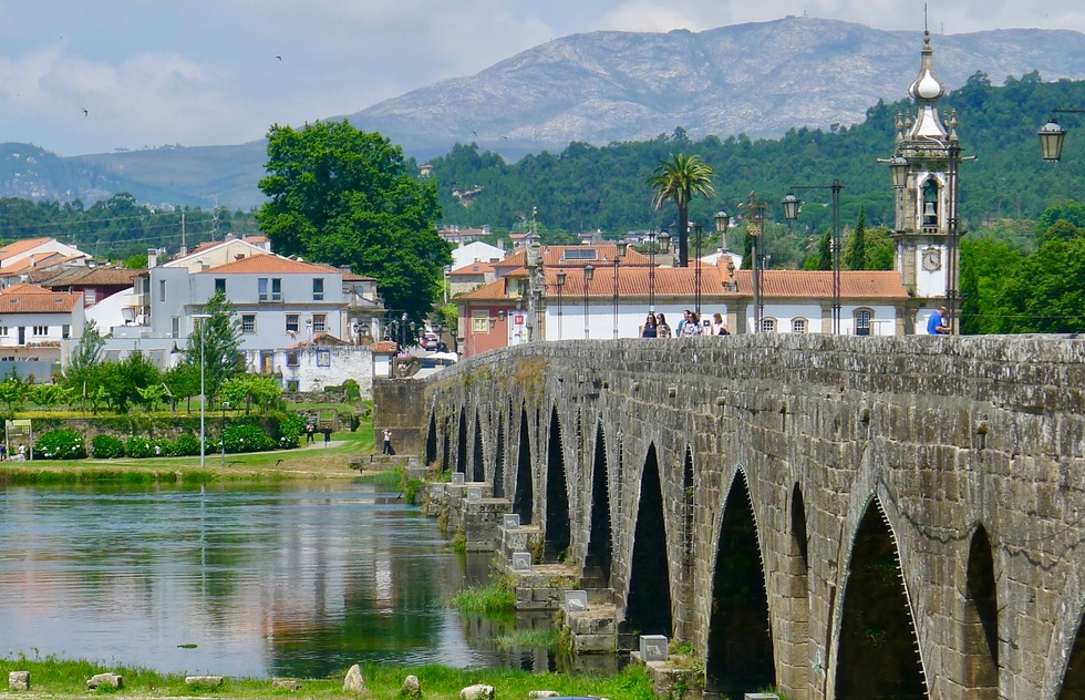 Daytrips and Side Trips near Porto Portugal: Ponte de Lima, Amarante, Monção, green wine