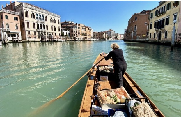 Venice's Gondoliers Deliver Food to Isolated Locals Now | Frommer's