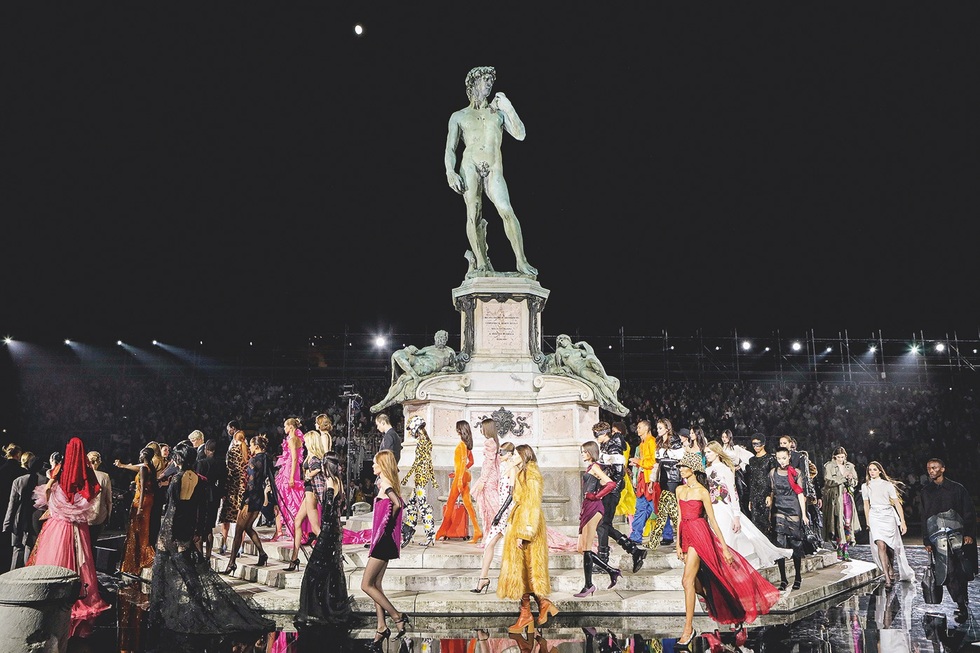 2019 fashion show at the Piazzale Michelangelo in Florence
