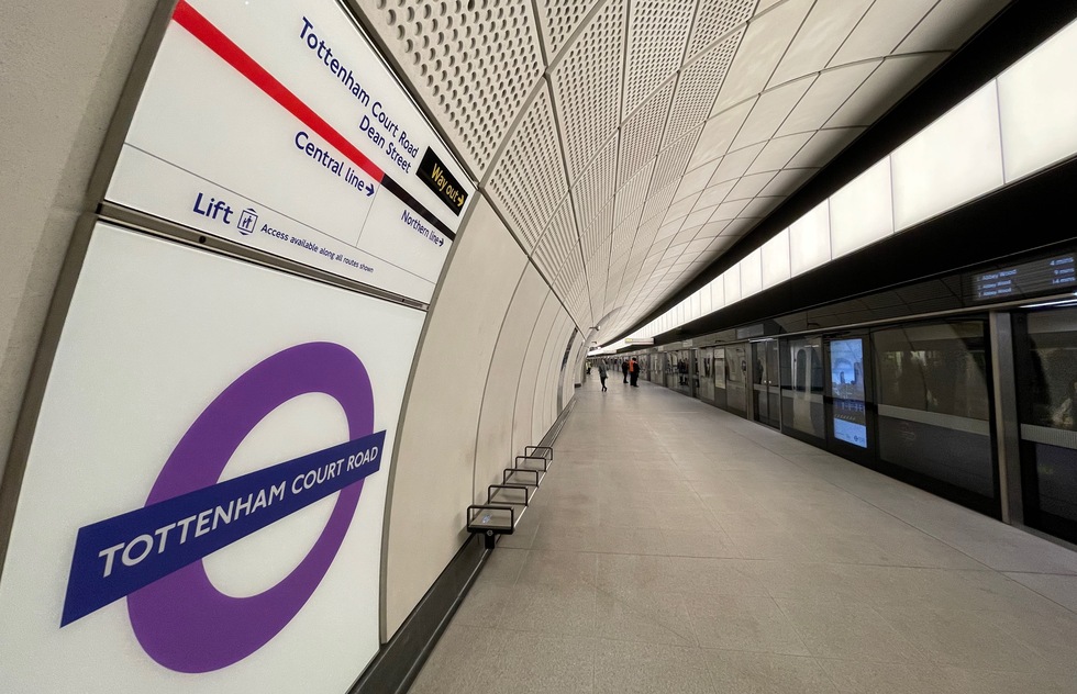 Elizabeth Line Tottenham Court Road platform