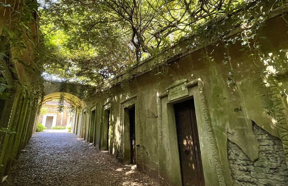 Highgate Cemetery in London: interior of Egyptian Avenue