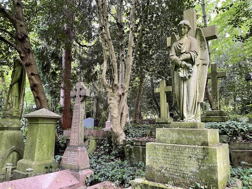 What to see in Highgate Cemetery, London