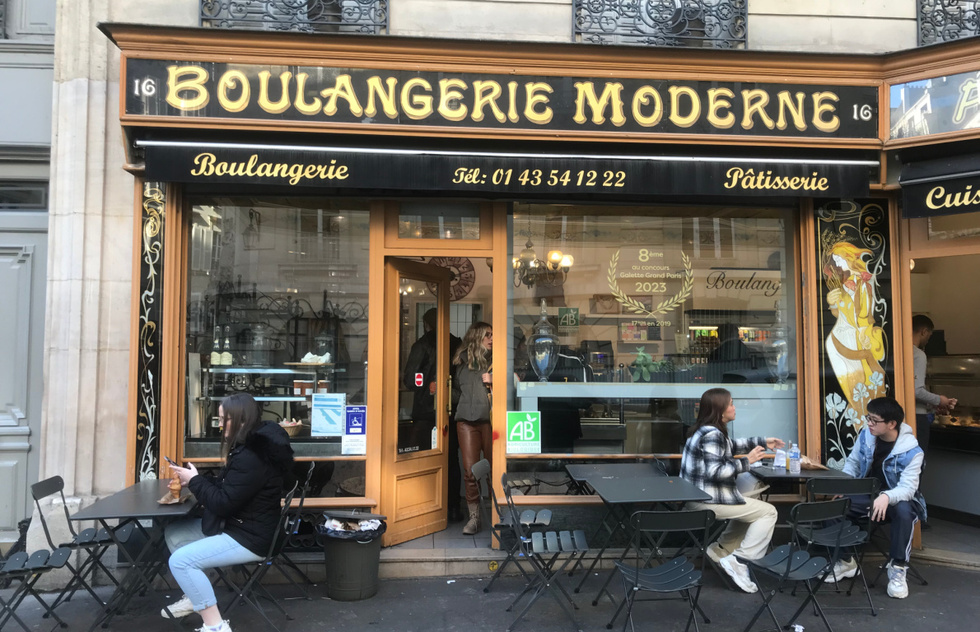 "Emily in Paris" filming locations: Boulangerie Moderne