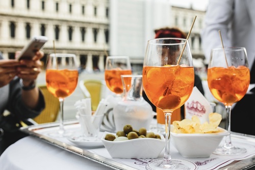 How to Spritz: Make and Enjoy Aperol Spritz, Campari Spritz, and More Varieties—the Italian Way | Frommer's