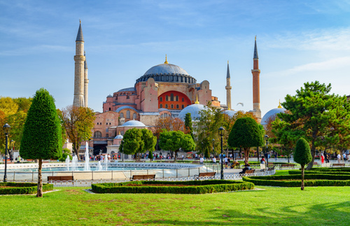 “If It Is Not Closed, It Will Collapse”: Converted Hagia Sophia Is Now Crowded and Crumbling | Frommer's