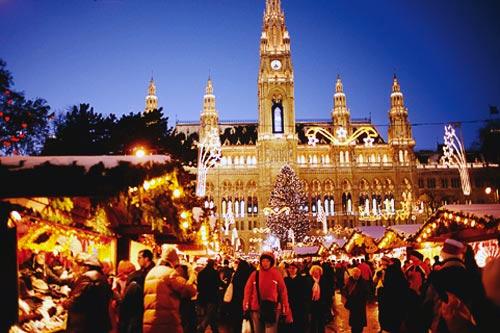 Christmas market at Rathausplatz, Vienna. © WienTourismus/Peter Rigaud