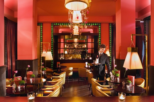 Service at Victor Bar, The Regent Grand Hotel Bordeaux. Photo: Courtesy of Regent Hotels & Resorts