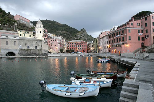 Vernazza and the other Cinque Terre towns can be reached on foot, by train, or by sea.