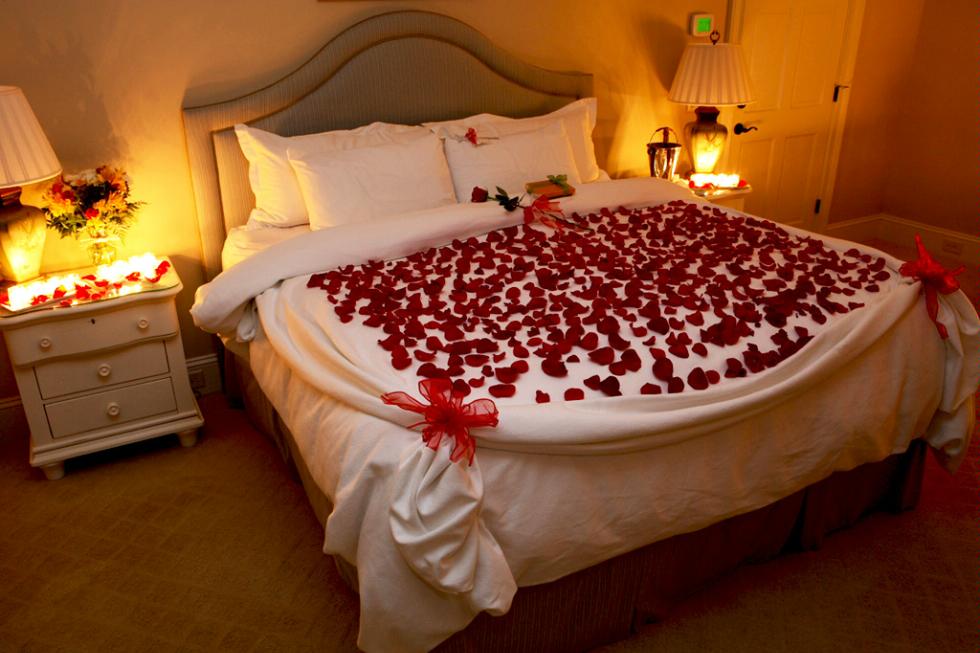 Featured image of post Decorated Hotel Room For Valentines Day / But i can think of a way to decorate the hotel room so it won&#039;t look like it was decorated for a girl, but at the same time i want him to walk in and be amazed and love it.