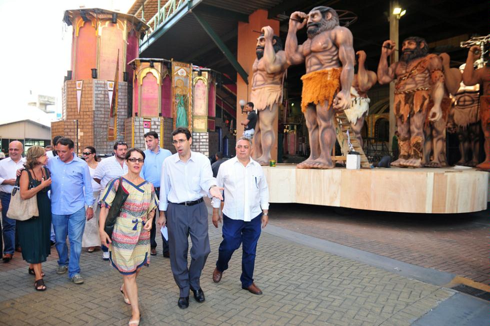 In Rio de Janeiro, Minister Ana de Hollanda advocates for Carnaval while touring Cidade do Samba.